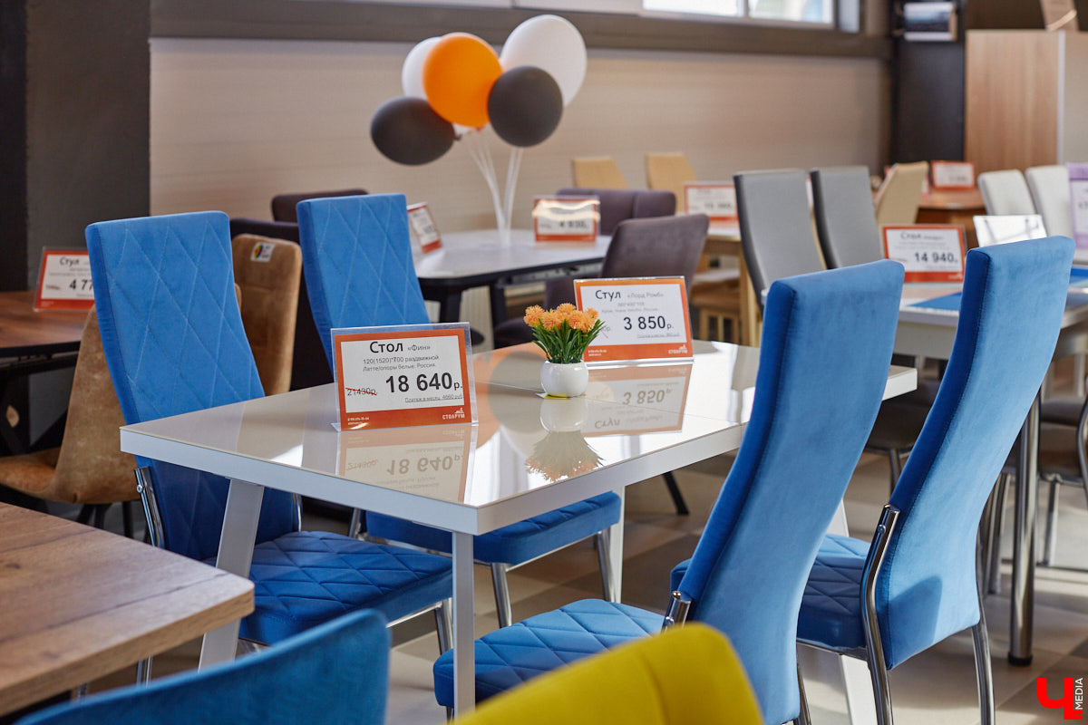 «Парящие» диваны с электроприводом, позитивные стулья, столы из векового дуба — все как в Москве, только рядом. Идем во владимирский ТЦ как на выставку!