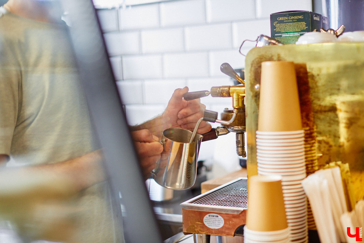 «Парящие» диваны с электроприводом, позитивные стулья, столы из векового дуба — все как в Москве, только рядом. Идем во владимирский ТЦ как на выставку!