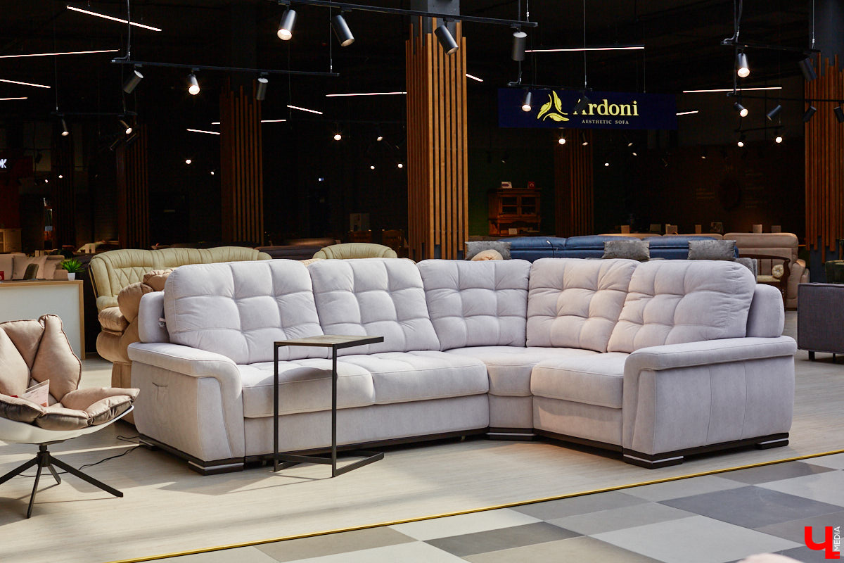 «Парящие» диваны с электроприводом, позитивные стулья, столы из векового дуба — все как в Москве, только рядом. Идем во владимирский ТЦ как на выставку!