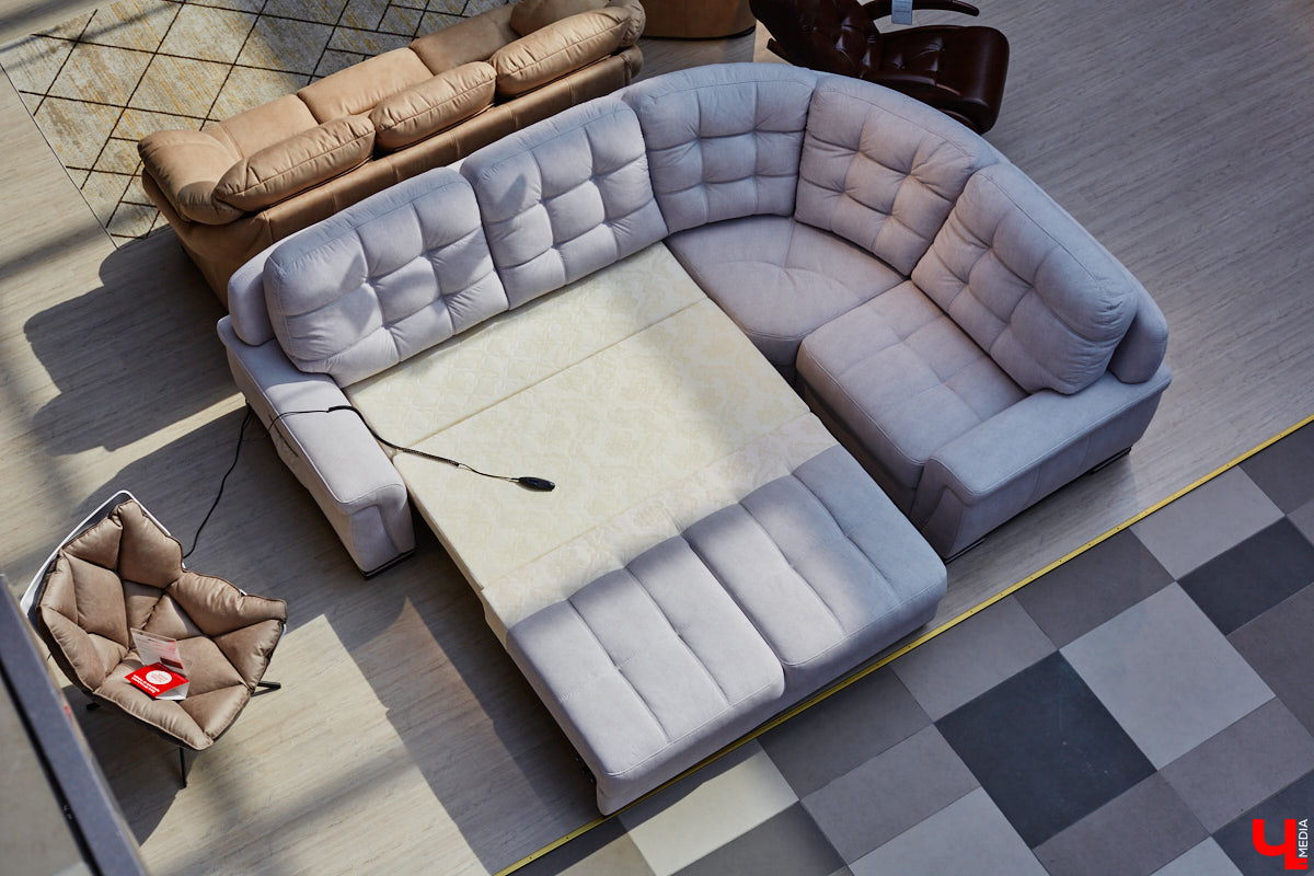 «Парящие» диваны с электроприводом, позитивные стулья, столы из векового дуба — все как в Москве, только рядом. Идем во владимирский ТЦ как на выставку!