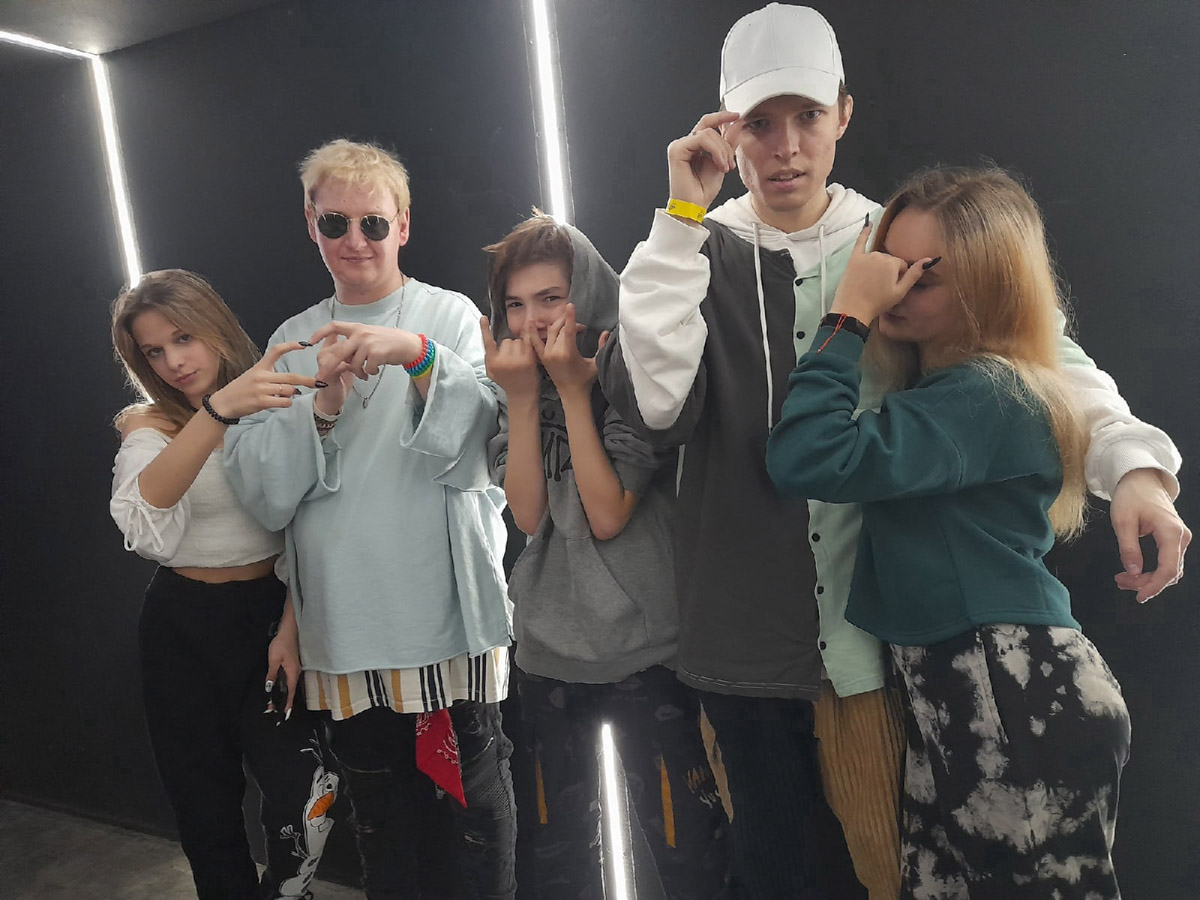 BLESSWOOD готовятся к большому сентябрьскому релизу и обещают, что удивят слушателей «совершенно новым звуком». Подобного во Владимире никто не выпускал, а для России новый альбом BLESSWOOD — тот самый уровень, которого следует придерживаться. Пока альбом в стадии доработки, рэперы (пожалуй, самые яркие представители жанра в городе) готовы раскрыть несколько своих секретов. На неудобные вопросы «Ключ-Медиа» отвечает Денис Тарасов