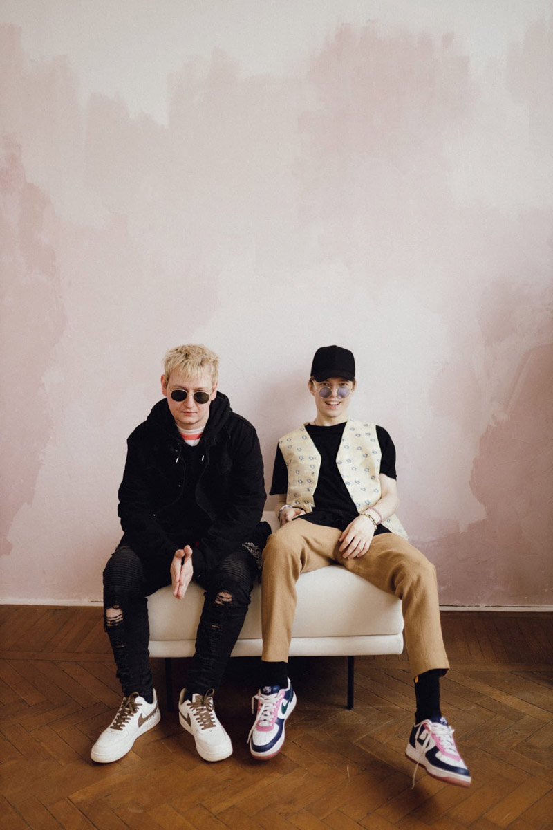 BLESSWOOD готовятся к большому сентябрьскому релизу и обещают, что удивят слушателей «совершенно новым звуком». Подобного во Владимире никто не выпускал, а для России новый альбом BLESSWOOD — тот самый уровень, которого следует придерживаться. Пока альбом в стадии доработки, рэперы (пожалуй, самые яркие представители жанра в городе) готовы раскрыть несколько своих секретов. На неудобные вопросы «Ключ-Медиа» отвечает Денис Тарасов