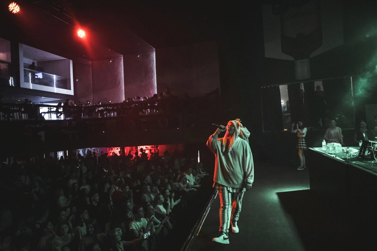 BLESSWOOD готовятся к большому сентябрьскому релизу и обещают, что удивят слушателей «совершенно новым звуком». Подобного во Владимире никто не выпускал, а для России новый альбом BLESSWOOD — тот самый уровень, которого следует придерживаться. Пока альбом в стадии доработки, рэперы (пожалуй, самые яркие представители жанра в городе) готовы раскрыть несколько своих секретов. На неудобные вопросы «Ключ-Медиа» отвечает Денис Тарасов