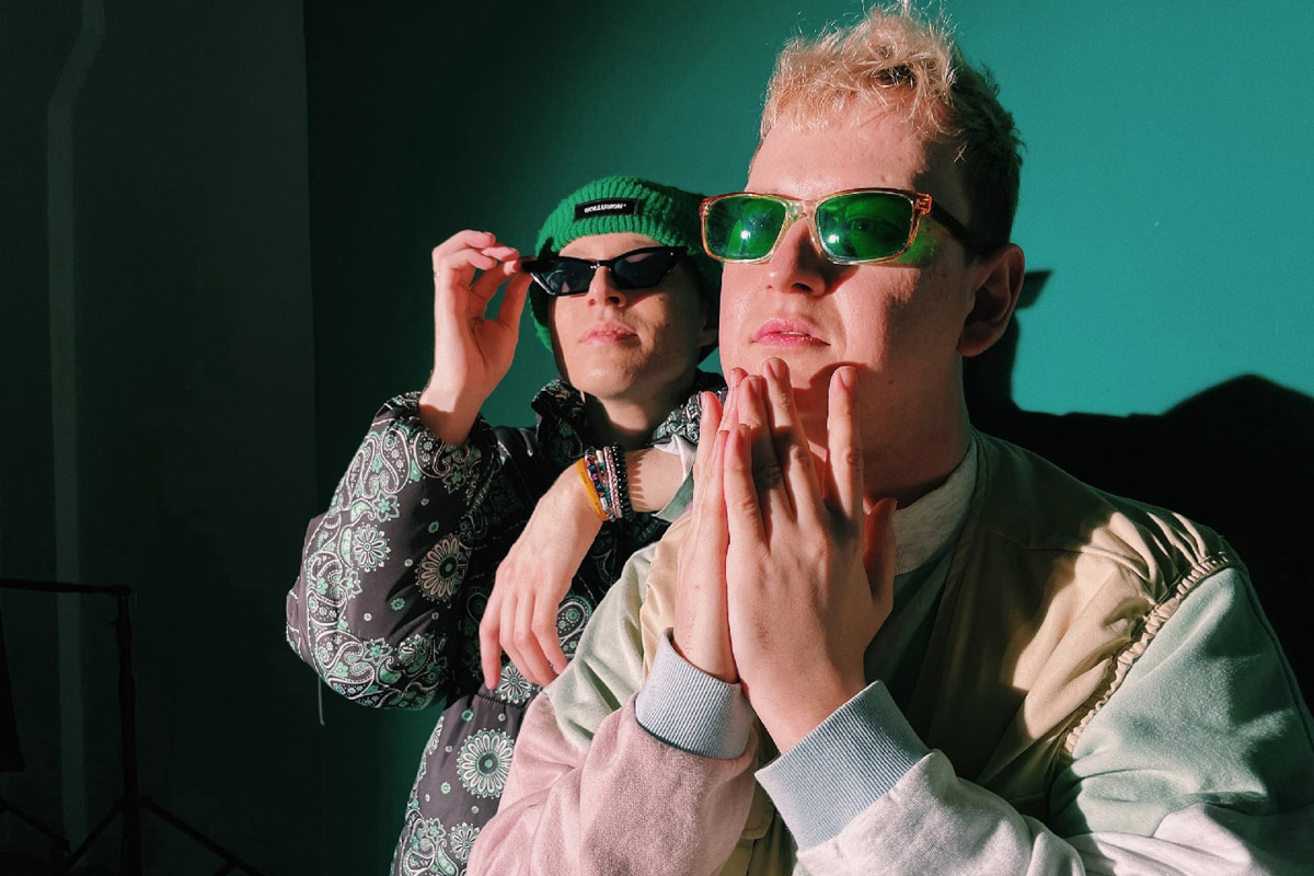 BLESSWOOD готовятся к большому сентябрьскому релизу и обещают, что удивят слушателей «совершенно новым звуком». Подобного во Владимире никто не выпускал, а для России новый альбом BLESSWOOD — тот самый уровень, которого следует придерживаться. Пока альбом в стадии доработки, рэперы (пожалуй, самые яркие представители жанра в городе) готовы раскрыть несколько своих секретов. На неудобные вопросы «Ключ-Медиа» отвечает Денис Тарасов