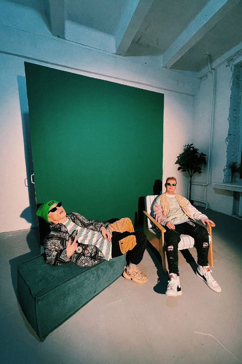 BLESSWOOD готовятся к большому сентябрьскому релизу и обещают, что удивят слушателей «совершенно новым звуком». Подобного во Владимире никто не выпускал, а для России новый альбом BLESSWOOD — тот самый уровень, которого следует придерживаться. Пока альбом в стадии доработки, рэперы (пожалуй, самые яркие представители жанра в городе) готовы раскрыть несколько своих секретов. На неудобные вопросы «Ключ-Медиа» отвечает Денис Тарасов