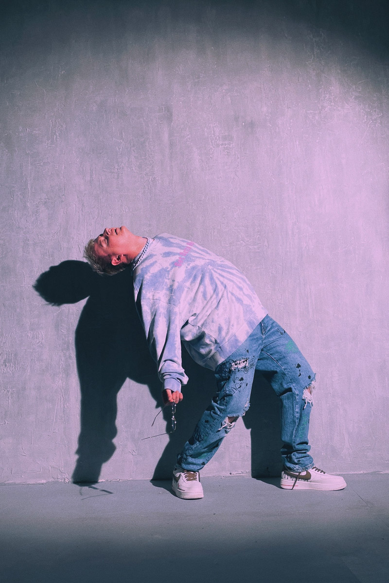 BLESSWOOD готовятся к большому сентябрьскому релизу и обещают, что удивят слушателей «совершенно новым звуком». Подобного во Владимире никто не выпускал, а для России новый альбом BLESSWOOD — тот самый уровень, которого следует придерживаться. Пока альбом в стадии доработки, рэперы (пожалуй, самые яркие представители жанра в городе) готовы раскрыть несколько своих секретов. На неудобные вопросы «Ключ-Медиа» отвечает Денис Тарасов