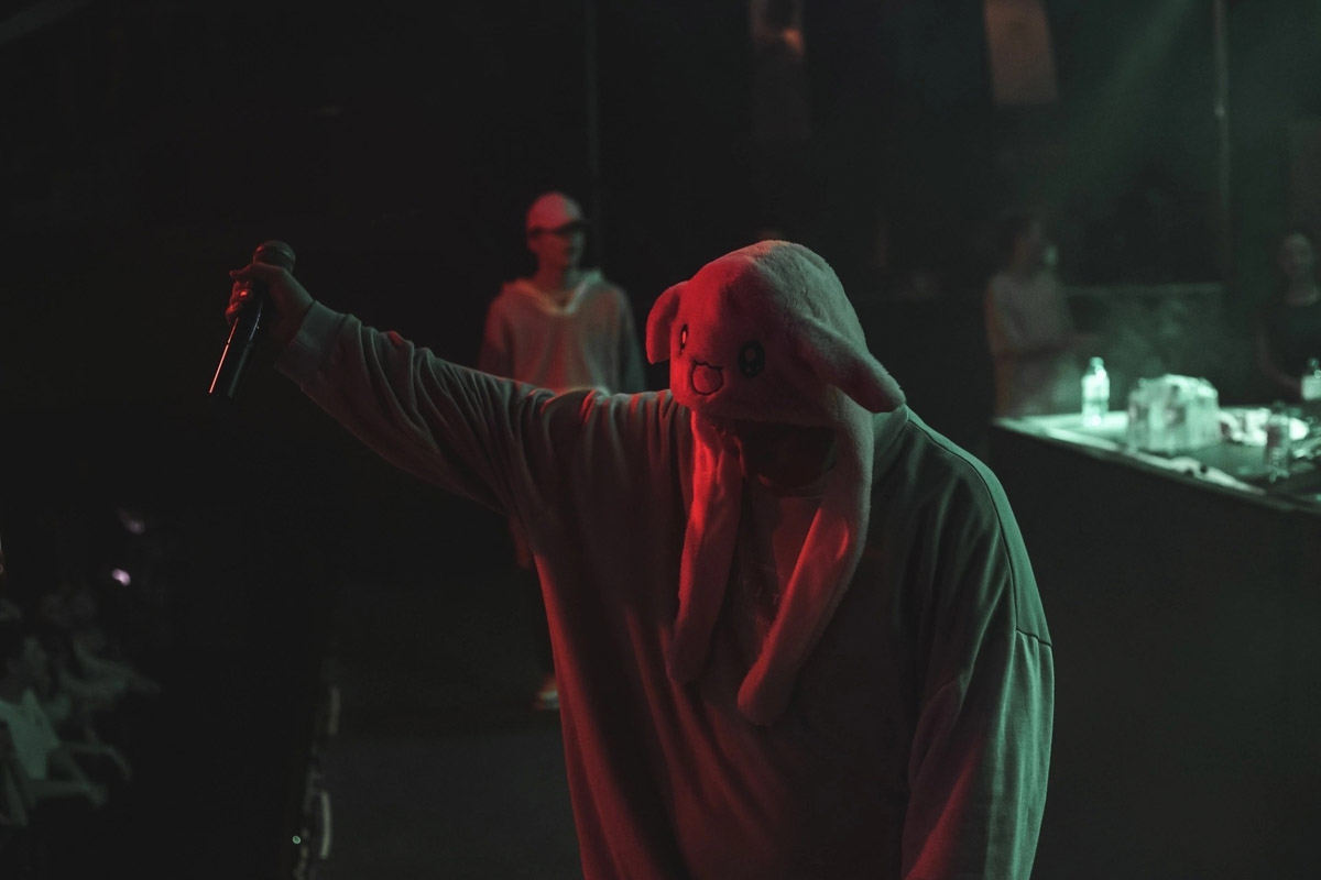 BLESSWOOD готовятся к большому сентябрьскому релизу и обещают, что удивят слушателей «совершенно новым звуком». Подобного во Владимире никто не выпускал, а для России новый альбом BLESSWOOD — тот самый уровень, которого следует придерживаться. Пока альбом в стадии доработки, рэперы (пожалуй, самые яркие представители жанра в городе) готовы раскрыть несколько своих секретов. На неудобные вопросы «Ключ-Медиа» отвечает Денис Тарасов