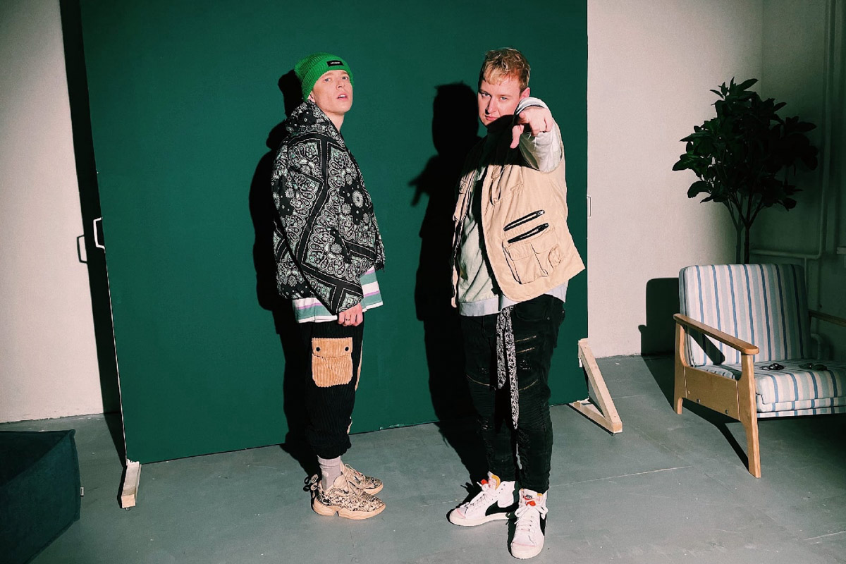 BLESSWOOD готовятся к большому сентябрьскому релизу и обещают, что удивят слушателей «совершенно новым звуком». Подобного во Владимире никто не выпускал, а для России новый альбом BLESSWOOD — тот самый уровень, которого следует придерживаться. Пока альбом в стадии доработки, рэперы (пожалуй, самые яркие представители жанра в городе) готовы раскрыть несколько своих секретов. На неудобные вопросы «Ключ-Медиа» отвечает Денис Тарасов