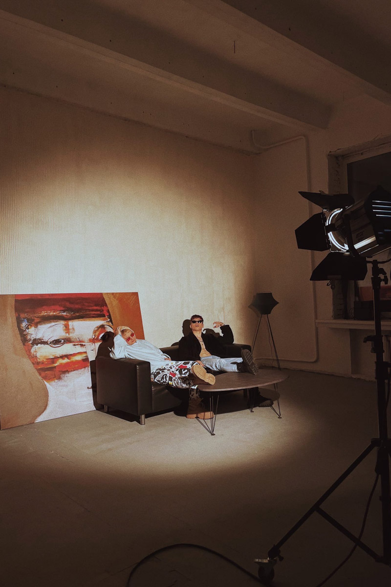 BLESSWOOD готовятся к большому сентябрьскому релизу и обещают, что удивят слушателей «совершенно новым звуком». Подобного во Владимире никто не выпускал, а для России новый альбом BLESSWOOD — тот самый уровень, которого следует придерживаться. Пока альбом в стадии доработки, рэперы (пожалуй, самые яркие представители жанра в городе) готовы раскрыть несколько своих секретов. На неудобные вопросы «Ключ-Медиа» отвечает Денис Тарасов