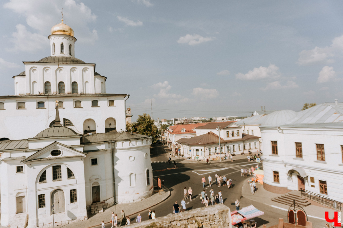 Для тех, кто работал, отдыхал за городом или по любым другим причинам не смог посетить 1032-й день рождения города Владимира, «Ключ-Медиа» постарался запечатлеть как можно больше интересных событий праздника. Привязанный к жизни региона косплей, уличное искусство, гоночные машины, звёздный футбол, долгожданный концерт на Соборной, проекция фильма на фонтане и шоу с огнемётами — это и многое другое в нашем большом фоторепортаже! 