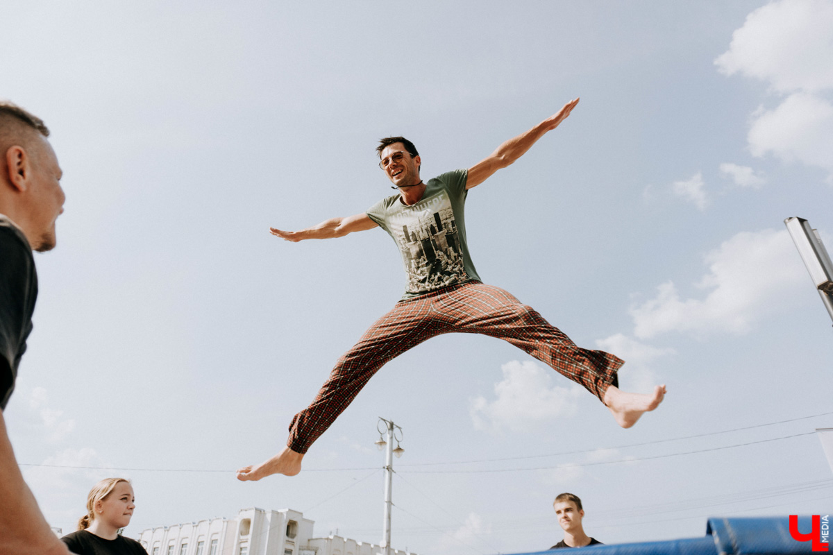 Для тех, кто работал, отдыхал за городом или по любым другим причинам не смог посетить 1032-й день рождения города Владимира, «Ключ-Медиа» постарался запечатлеть как можно больше интересных событий праздника. Привязанный к жизни региона косплей, уличное искусство, гоночные машины, звёздный футбол, долгожданный концерт на Соборной, проекция фильма на фонтане и шоу с огнемётами — это и многое другое в нашем большом фоторепортаже! 