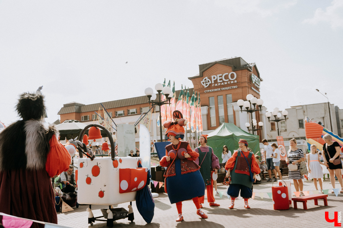Для тех, кто работал, отдыхал за городом или по любым другим причинам не смог посетить 1032-й день рождения города Владимира, «Ключ-Медиа» постарался запечатлеть как можно больше интересных событий праздника. Привязанный к жизни региона косплей, уличное искусство, гоночные машины, звёздный футбол, долгожданный концерт на Соборной, проекция фильма на фонтане и шоу с огнемётами — это и многое другое в нашем большом фоторепортаже! 
