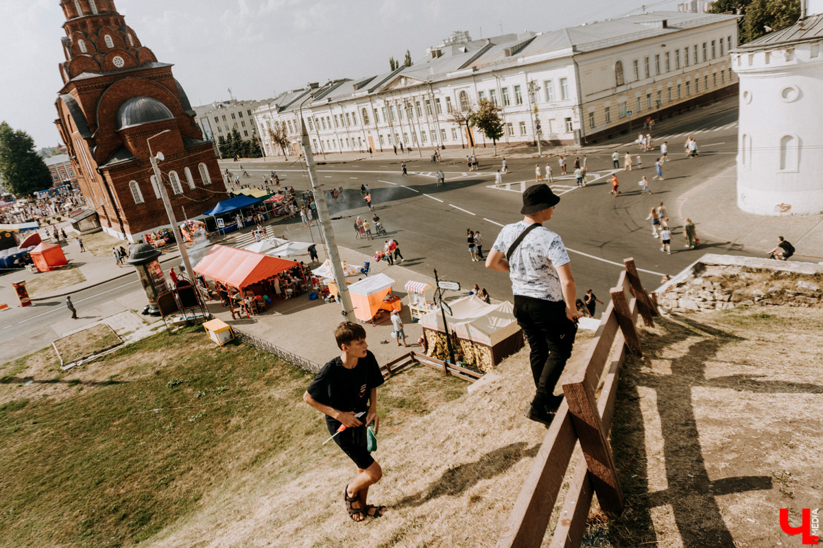 Для тех, кто работал, отдыхал за городом или по любым другим причинам не смог посетить 1032-й день рождения города Владимира, «Ключ-Медиа» постарался запечатлеть как можно больше интересных событий праздника. Привязанный к жизни региона косплей, уличное искусство, гоночные машины, звёздный футбол, долгожданный концерт на Соборной, проекция фильма на фонтане и шоу с огнемётами — это и многое другое в нашем большом фоторепортаже! 