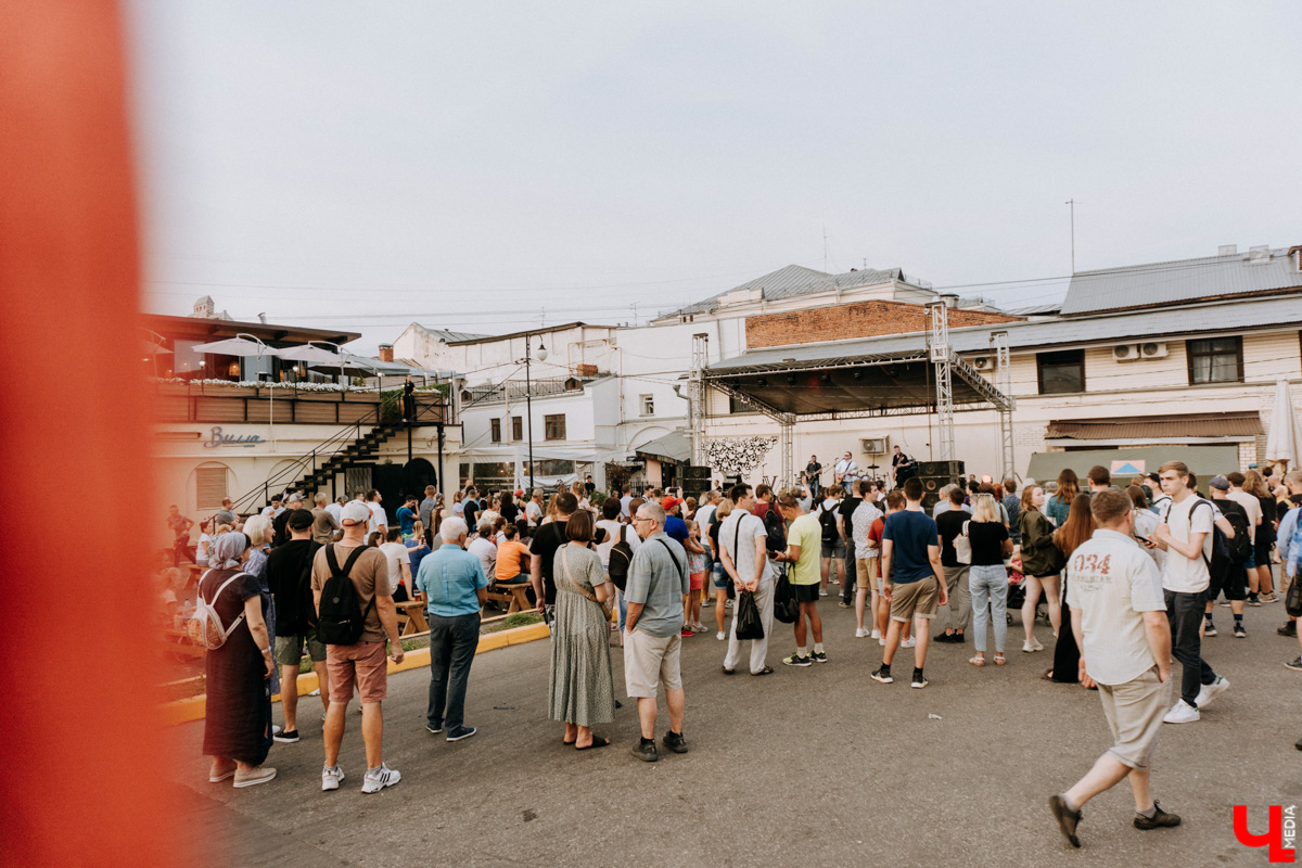 Для тех, кто работал, отдыхал за городом или по любым другим причинам не смог посетить 1032-й день рождения города Владимира, «Ключ-Медиа» постарался запечатлеть как можно больше интересных событий праздника. Привязанный к жизни региона косплей, уличное искусство, гоночные машины, звёздный футбол, долгожданный концерт на Соборной, проекция фильма на фонтане и шоу с огнемётами — это и многое другое в нашем большом фоторепортаже! 