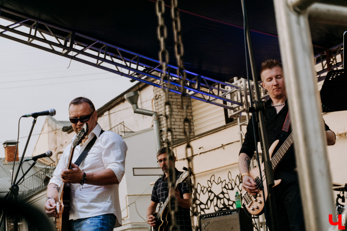 Для тех, кто работал, отдыхал за городом или по любым другим причинам не смог посетить 1032-й день рождения города Владимира, «Ключ-Медиа» постарался запечатлеть как можно больше интересных событий праздника. Привязанный к жизни региона косплей, уличное искусство, гоночные машины, звёздный футбол, долгожданный концерт на Соборной, проекция фильма на фонтане и шоу с огнемётами — это и многое другое в нашем большом фоторепортаже! 