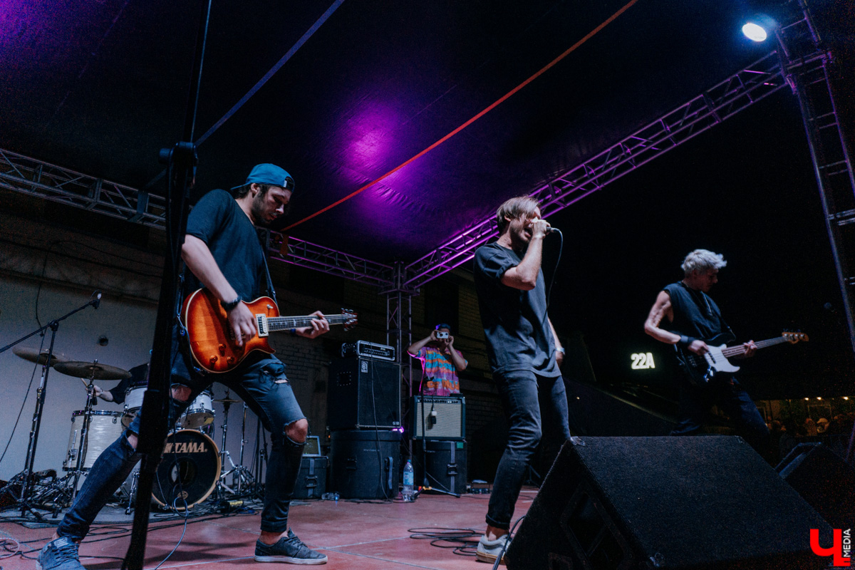 Для тех, кто работал, отдыхал за городом или по любым другим причинам не смог посетить 1032-й день рождения города Владимира, «Ключ-Медиа» постарался запечатлеть как можно больше интересных событий праздника. Привязанный к жизни региона косплей, уличное искусство, гоночные машины, звёздный футбол, долгожданный концерт на Соборной, проекция фильма на фонтане и шоу с огнемётами — это и многое другое в нашем большом фоторепортаже! 