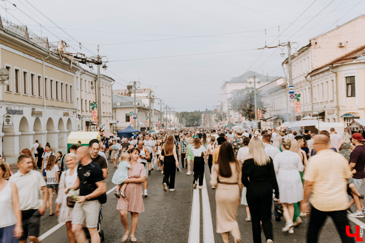 Для тех, кто работал, отдыхал за городом или по любым другим причинам не смог посетить 1032-й день рождения города Владимира, «Ключ-Медиа» постарался запечатлеть как можно больше интересных событий праздника. Привязанный к жизни региона косплей, уличное искусство, гоночные машины, звёздный футбол, долгожданный концерт на Соборной, проекция фильма на фонтане и шоу с огнемётами — это и многое другое в нашем большом фоторепортаже! 