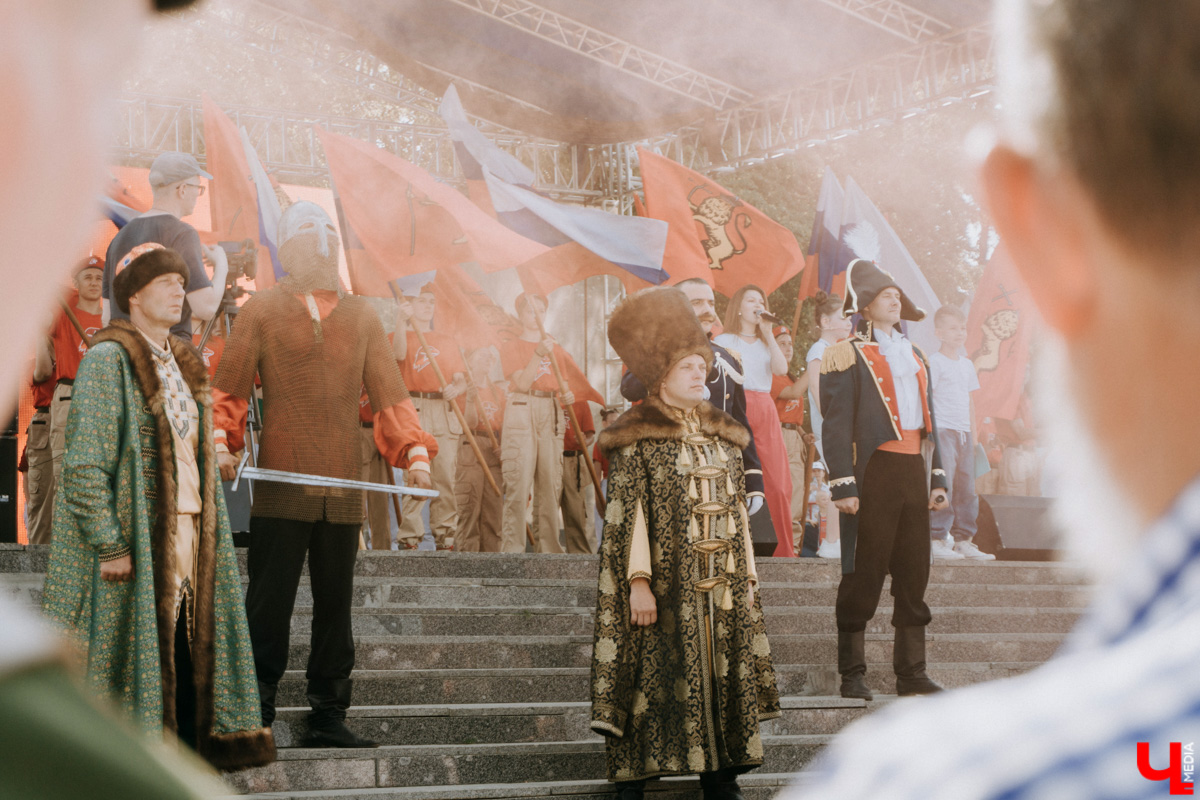 Для тех, кто работал, отдыхал за городом или по любым другим причинам не смог посетить 1032-й день рождения города Владимира, «Ключ-Медиа» постарался запечатлеть как можно больше интересных событий праздника. Привязанный к жизни региона косплей, уличное искусство, гоночные машины, звёздный футбол, долгожданный концерт на Соборной, проекция фильма на фонтане и шоу с огнемётами — это и многое другое в нашем большом фоторепортаже! 