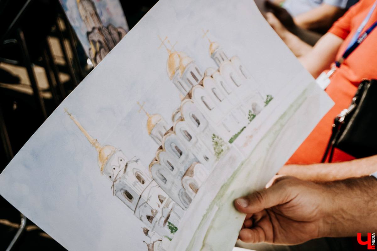 Для тех, кто работал, отдыхал за городом или по любым другим причинам не смог посетить 1032-й день рождения города Владимира, «Ключ-Медиа» постарался запечатлеть как можно больше интересных событий праздника. Привязанный к жизни региона косплей, уличное искусство, гоночные машины, звёздный футбол, долгожданный концерт на Соборной, проекция фильма на фонтане и шоу с огнемётами — это и многое другое в нашем большом фоторепортаже! 