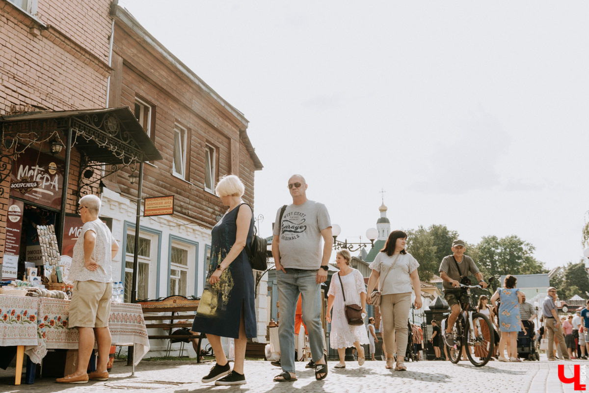 Для тех, кто работал, отдыхал за городом или по любым другим причинам не смог посетить 1032-й день рождения города Владимира, «Ключ-Медиа» постарался запечатлеть как можно больше интересных событий праздника. Привязанный к жизни региона косплей, уличное искусство, гоночные машины, звёздный футбол, долгожданный концерт на Соборной, проекция фильма на фонтане и шоу с огнемётами — это и многое другое в нашем большом фоторепортаже! 