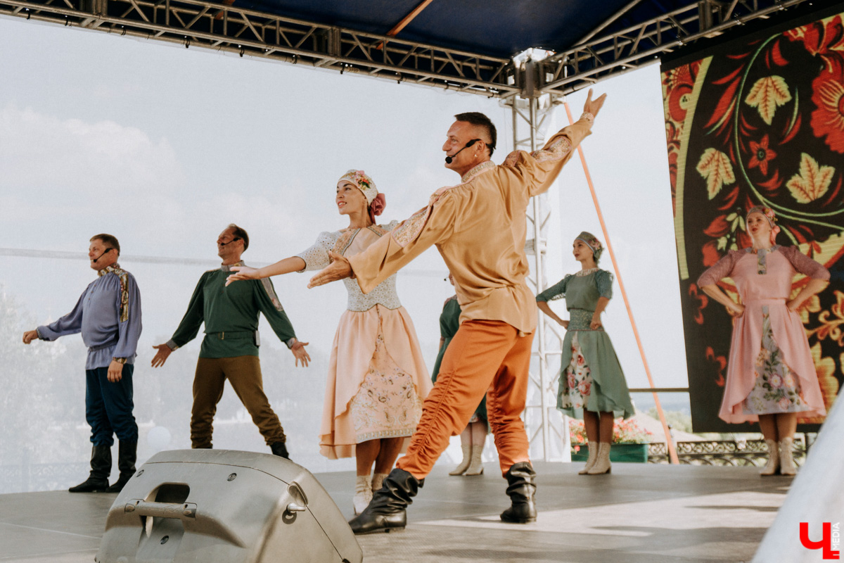 Для тех, кто работал, отдыхал за городом или по любым другим причинам не смог посетить 1032-й день рождения города Владимира, «Ключ-Медиа» постарался запечатлеть как можно больше интересных событий праздника. Привязанный к жизни региона косплей, уличное искусство, гоночные машины, звёздный футбол, долгожданный концерт на Соборной, проекция фильма на фонтане и шоу с огнемётами — это и многое другое в нашем большом фоторепортаже! 