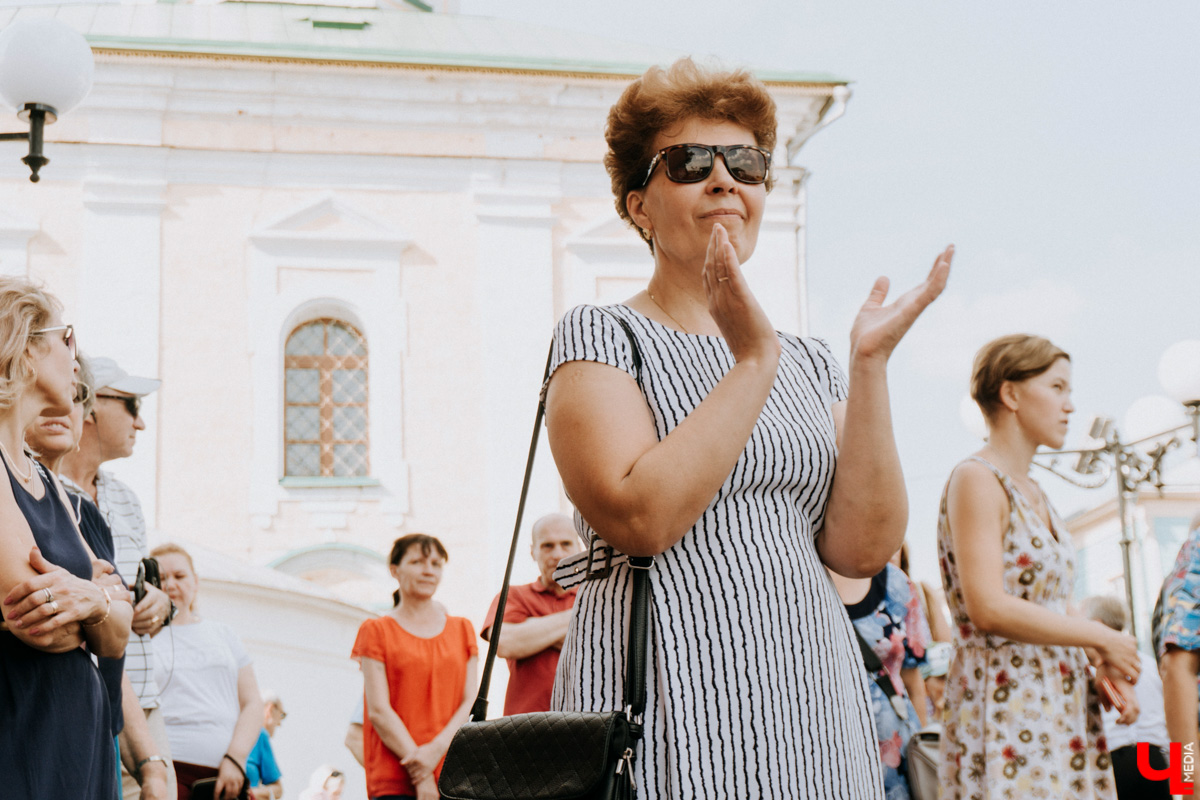 Для тех, кто работал, отдыхал за городом или по любым другим причинам не смог посетить 1032-й день рождения города Владимира, «Ключ-Медиа» постарался запечатлеть как можно больше интересных событий праздника. Привязанный к жизни региона косплей, уличное искусство, гоночные машины, звёздный футбол, долгожданный концерт на Соборной, проекция фильма на фонтане и шоу с огнемётами — это и многое другое в нашем большом фоторепортаже! 