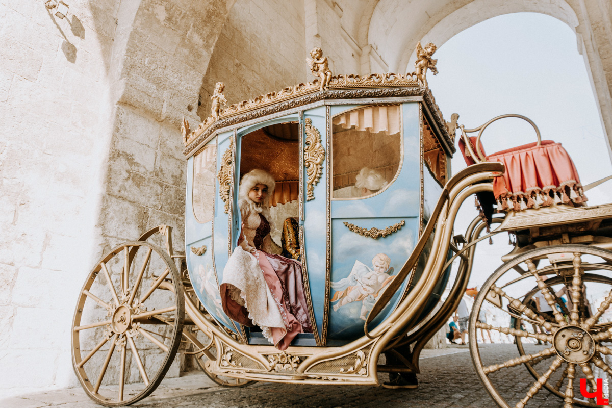 Для тех, кто работал, отдыхал за городом или по любым другим причинам не смог посетить 1032-й день рождения города Владимира, «Ключ-Медиа» постарался запечатлеть как можно больше интересных событий праздника. Привязанный к жизни региона косплей, уличное искусство, гоночные машины, звёздный футбол, долгожданный концерт на Соборной, проекция фильма на фонтане и шоу с огнемётами — это и многое другое в нашем большом фоторепортаже! 