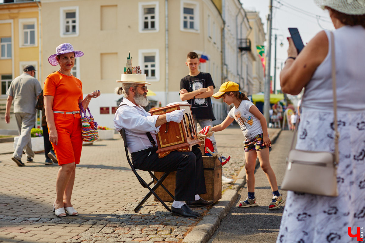 Для тех, кто работал, отдыхал за городом или по любым другим причинам не смог посетить 1032-й день рождения города Владимира, «Ключ-Медиа» постарался запечатлеть как можно больше интересных событий праздника. Привязанный к жизни региона косплей, уличное искусство, гоночные машины, звёздный футбол, долгожданный концерт на Соборной, проекция фильма на фонтане и шоу с огнемётами — это и многое другое в нашем большом фоторепортаже! 