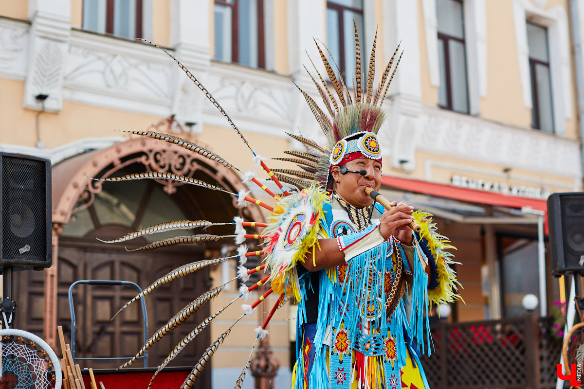 Для тех, кто работал, отдыхал за городом или по любым другим причинам не смог посетить 1032-й день рождения города Владимира, «Ключ-Медиа» постарался запечатлеть как можно больше интересных событий праздника. Привязанный к жизни региона косплей, уличное искусство, гоночные машины, звёздный футбол, долгожданный концерт на Соборной, проекция фильма на фонтане и шоу с огнемётами — это и многое другое в нашем большом фоторепортаже! 