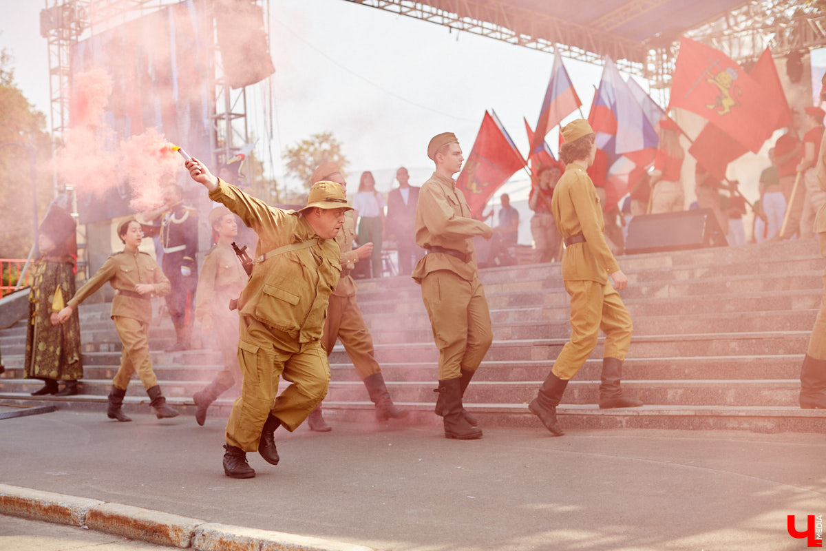 Для тех, кто работал, отдыхал за городом или по любым другим причинам не смог посетить 1032-й день рождения города Владимира, «Ключ-Медиа» постарался запечатлеть как можно больше интересных событий праздника. Привязанный к жизни региона косплей, уличное искусство, гоночные машины, звёздный футбол, долгожданный концерт на Соборной, проекция фильма на фонтане и шоу с огнемётами — это и многое другое в нашем большом фоторепортаже! 