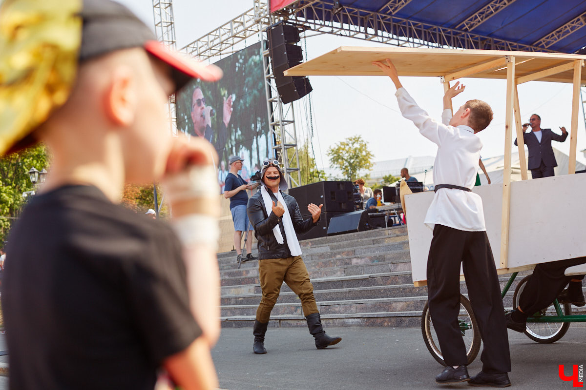 Для тех, кто работал, отдыхал за городом или по любым другим причинам не смог посетить 1032-й день рождения города Владимира, «Ключ-Медиа» постарался запечатлеть как можно больше интересных событий праздника. Привязанный к жизни региона косплей, уличное искусство, гоночные машины, звёздный футбол, долгожданный концерт на Соборной, проекция фильма на фонтане и шоу с огнемётами — это и многое другое в нашем большом фоторепортаже! 