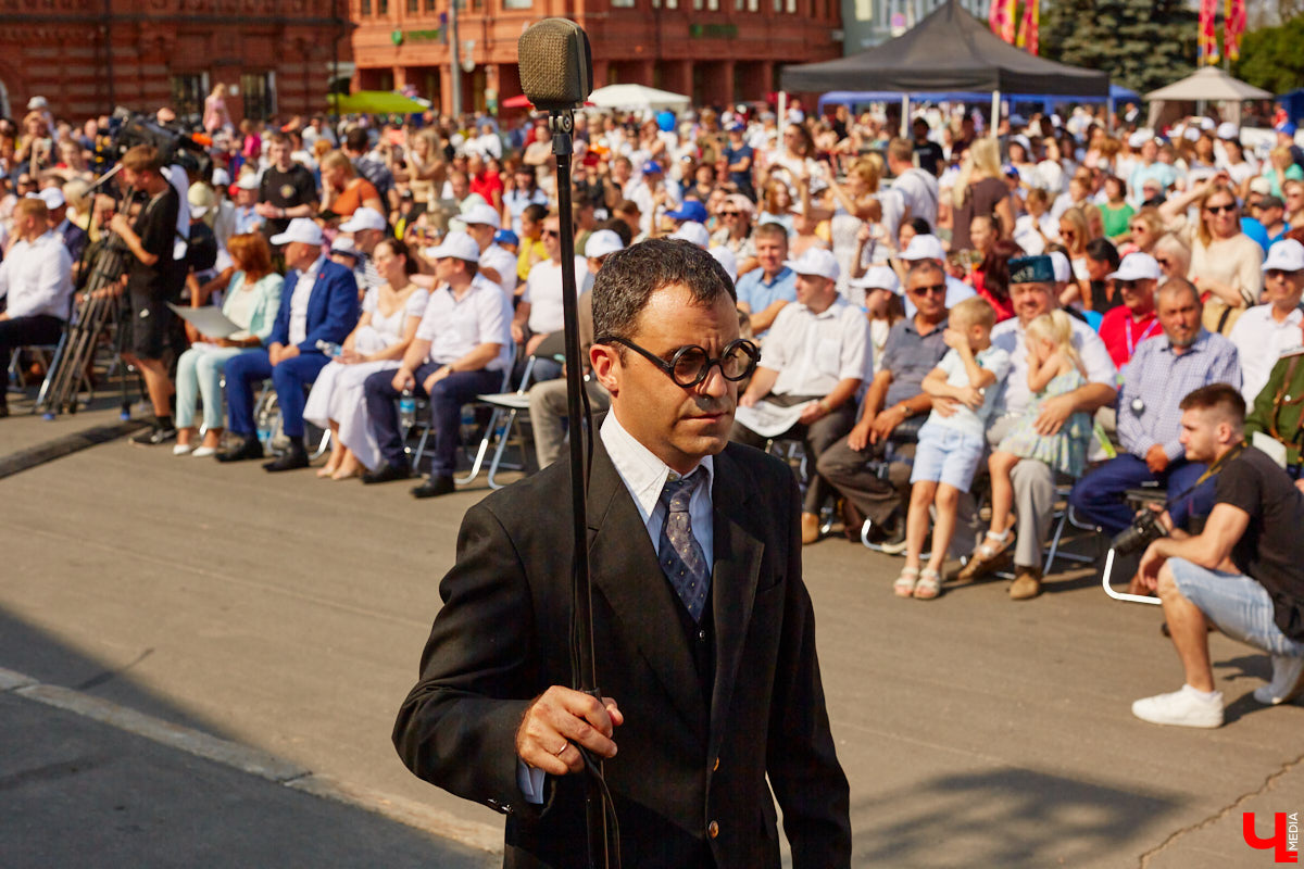 Для тех, кто работал, отдыхал за городом или по любым другим причинам не смог посетить 1032-й день рождения города Владимира, «Ключ-Медиа» постарался запечатлеть как можно больше интересных событий праздника. Привязанный к жизни региона косплей, уличное искусство, гоночные машины, звёздный футбол, долгожданный концерт на Соборной, проекция фильма на фонтане и шоу с огнемётами — это и многое другое в нашем большом фоторепортаже! 