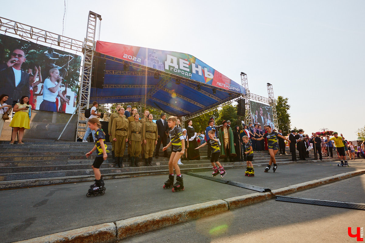 Для тех, кто работал, отдыхал за городом или по любым другим причинам не смог посетить 1032-й день рождения города Владимира, «Ключ-Медиа» постарался запечатлеть как можно больше интересных событий праздника. Привязанный к жизни региона косплей, уличное искусство, гоночные машины, звёздный футбол, долгожданный концерт на Соборной, проекция фильма на фонтане и шоу с огнемётами — это и многое другое в нашем большом фоторепортаже! 