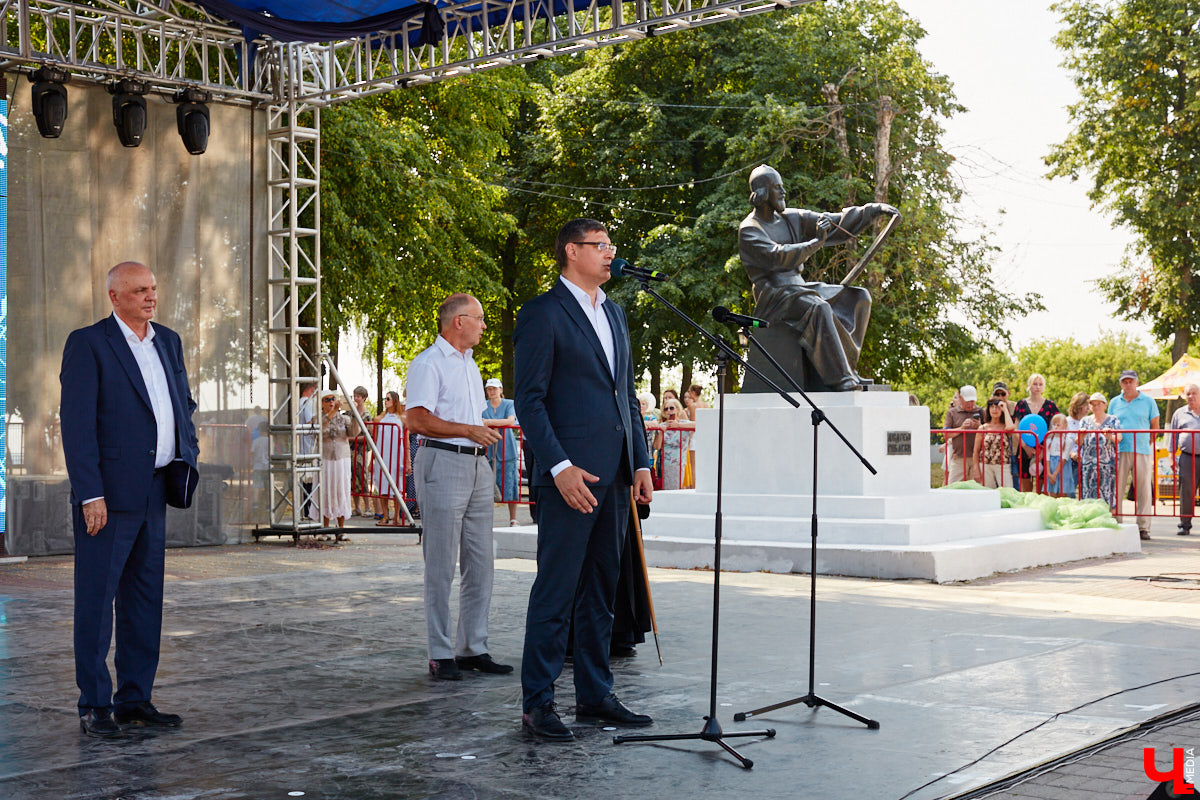 Для тех, кто работал, отдыхал за городом или по любым другим причинам не смог посетить 1032-й день рождения города Владимира, «Ключ-Медиа» постарался запечатлеть как можно больше интересных событий праздника. Привязанный к жизни региона косплей, уличное искусство, гоночные машины, звёздный футбол, долгожданный концерт на Соборной, проекция фильма на фонтане и шоу с огнемётами — это и многое другое в нашем большом фоторепортаже! 