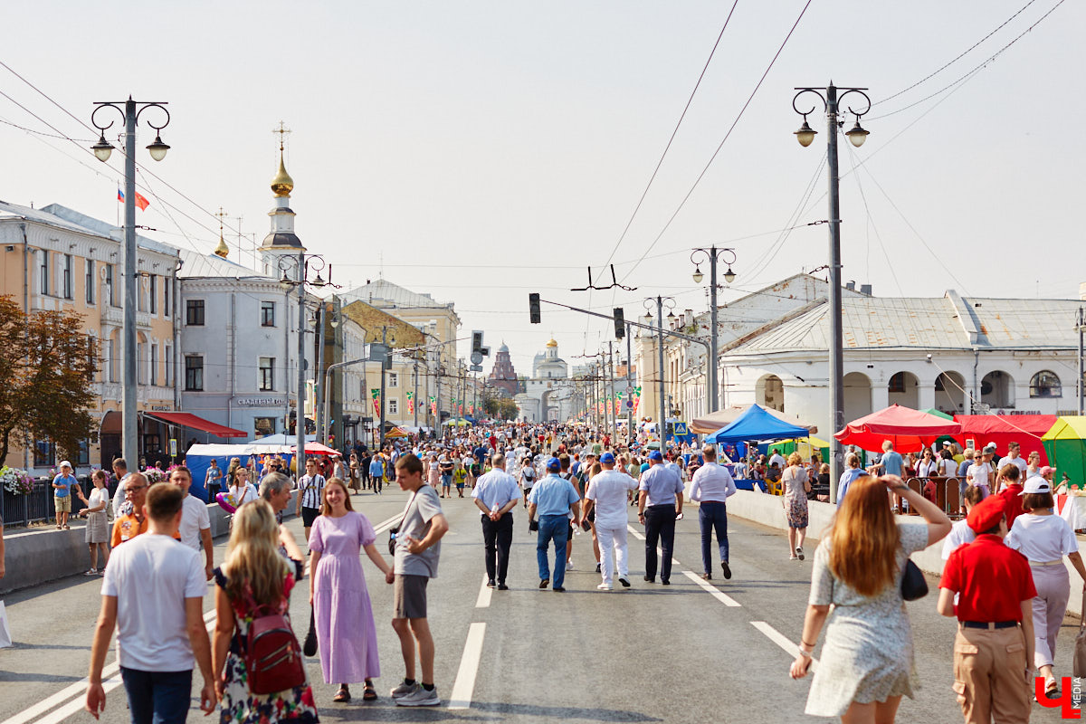 Для тех, кто работал, отдыхал за городом или по любым другим причинам не смог посетить 1032-й день рождения города Владимира, «Ключ-Медиа» постарался запечатлеть как можно больше интересных событий праздника. Привязанный к жизни региона косплей, уличное искусство, гоночные машины, звёздный футбол, долгожданный концерт на Соборной, проекция фильма на фонтане и шоу с огнемётами — это и многое другое в нашем большом фоторепортаже! 
