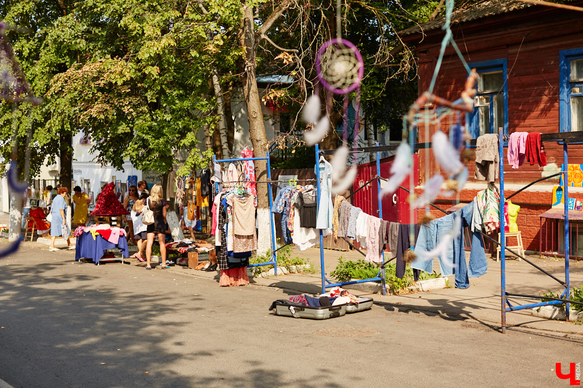 Для тех, кто работал, отдыхал за городом или по любым другим причинам не смог посетить 1032-й день рождения города Владимира, «Ключ-Медиа» постарался запечатлеть как можно больше интересных событий праздника. Привязанный к жизни региона косплей, уличное искусство, гоночные машины, звёздный футбол, долгожданный концерт на Соборной, проекция фильма на фонтане и шоу с огнемётами — это и многое другое в нашем большом фоторепортаже! 