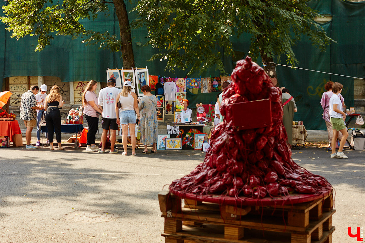 Для тех, кто работал, отдыхал за городом или по любым другим причинам не смог посетить 1032-й день рождения города Владимира, «Ключ-Медиа» постарался запечатлеть как можно больше интересных событий праздника. Привязанный к жизни региона косплей, уличное искусство, гоночные машины, звёздный футбол, долгожданный концерт на Соборной, проекция фильма на фонтане и шоу с огнемётами — это и многое другое в нашем большом фоторепортаже! 