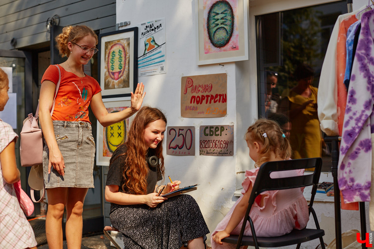 Для тех, кто работал, отдыхал за городом или по любым другим причинам не смог посетить 1032-й день рождения города Владимира, «Ключ-Медиа» постарался запечатлеть как можно больше интересных событий праздника. Привязанный к жизни региона косплей, уличное искусство, гоночные машины, звёздный футбол, долгожданный концерт на Соборной, проекция фильма на фонтане и шоу с огнемётами — это и многое другое в нашем большом фоторепортаже! 