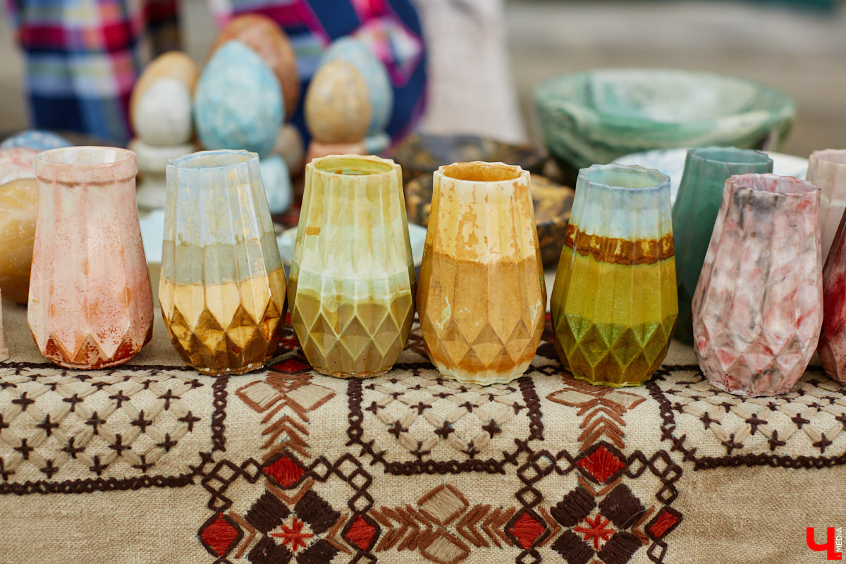 Для тех, кто работал, отдыхал за городом или по любым другим причинам не смог посетить 1032-й день рождения города Владимира, «Ключ-Медиа» постарался запечатлеть как можно больше интересных событий праздника. Привязанный к жизни региона косплей, уличное искусство, гоночные машины, звёздный футбол, долгожданный концерт на Соборной, проекция фильма на фонтане и шоу с огнемётами — это и многое другое в нашем большом фоторепортаже! 