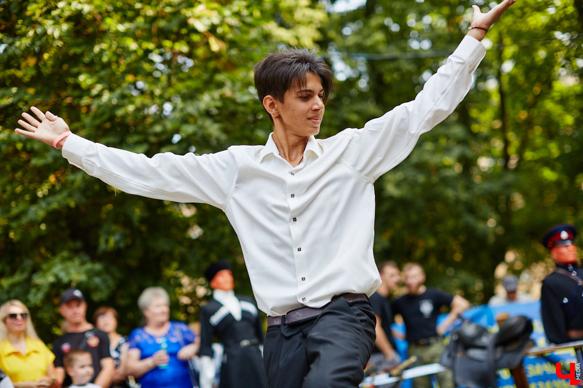 Для тех, кто работал, отдыхал за городом или по любым другим причинам не смог посетить 1032-й день рождения города Владимира, «Ключ-Медиа» постарался запечатлеть как можно больше интересных событий праздника. Привязанный к жизни региона косплей, уличное искусство, гоночные машины, звёздный футбол, долгожданный концерт на Соборной, проекция фильма на фонтане и шоу с огнемётами — это и многое другое в нашем большом фоторепортаже! 