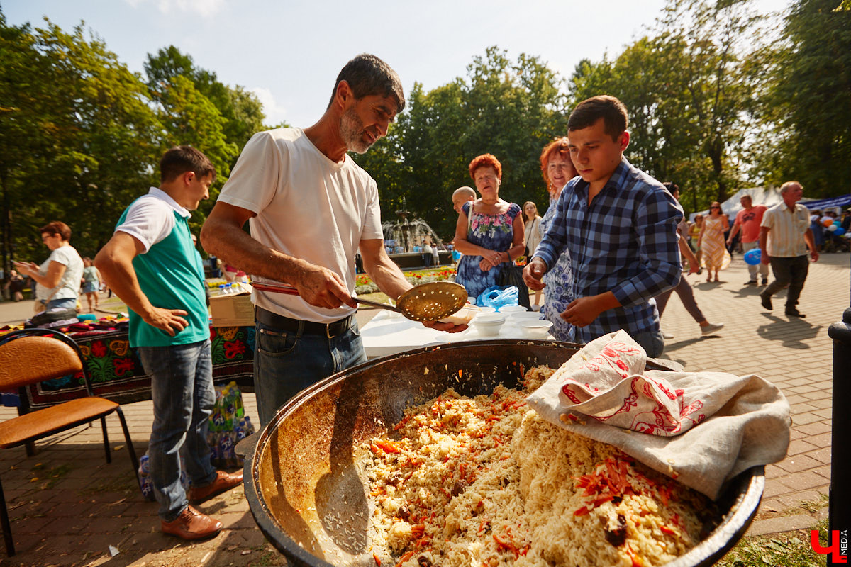 Для тех, кто работал, отдыхал за городом или по любым другим причинам не смог посетить 1032-й день рождения города Владимира, «Ключ-Медиа» постарался запечатлеть как можно больше интересных событий праздника. Привязанный к жизни региона косплей, уличное искусство, гоночные машины, звёздный футбол, долгожданный концерт на Соборной, проекция фильма на фонтане и шоу с огнемётами — это и многое другое в нашем большом фоторепортаже! 