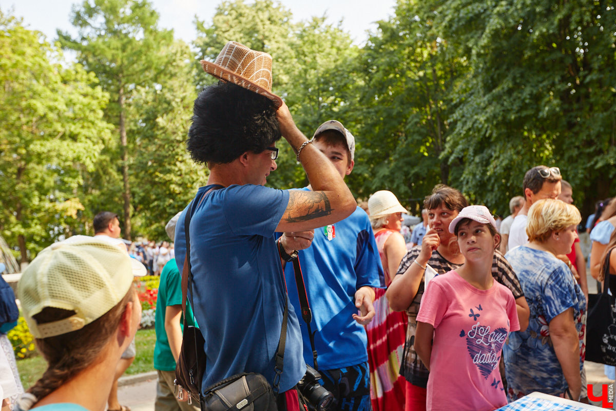 Для тех, кто работал, отдыхал за городом или по любым другим причинам не смог посетить 1032-й день рождения города Владимира, «Ключ-Медиа» постарался запечатлеть как можно больше интересных событий праздника. Привязанный к жизни региона косплей, уличное искусство, гоночные машины, звёздный футбол, долгожданный концерт на Соборной, проекция фильма на фонтане и шоу с огнемётами — это и многое другое в нашем большом фоторепортаже! 