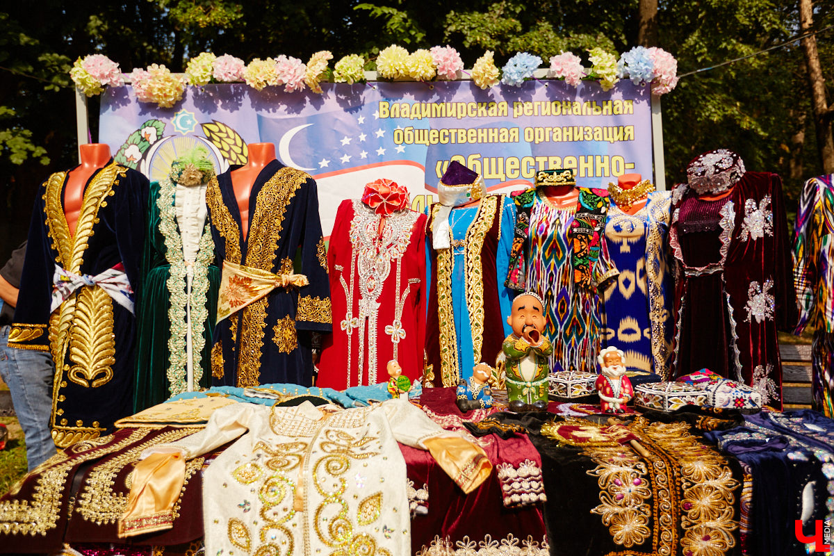 Для тех, кто работал, отдыхал за городом или по любым другим причинам не смог посетить 1032-й день рождения города Владимира, «Ключ-Медиа» постарался запечатлеть как можно больше интересных событий праздника. Привязанный к жизни региона косплей, уличное искусство, гоночные машины, звёздный футбол, долгожданный концерт на Соборной, проекция фильма на фонтане и шоу с огнемётами — это и многое другое в нашем большом фоторепортаже! 