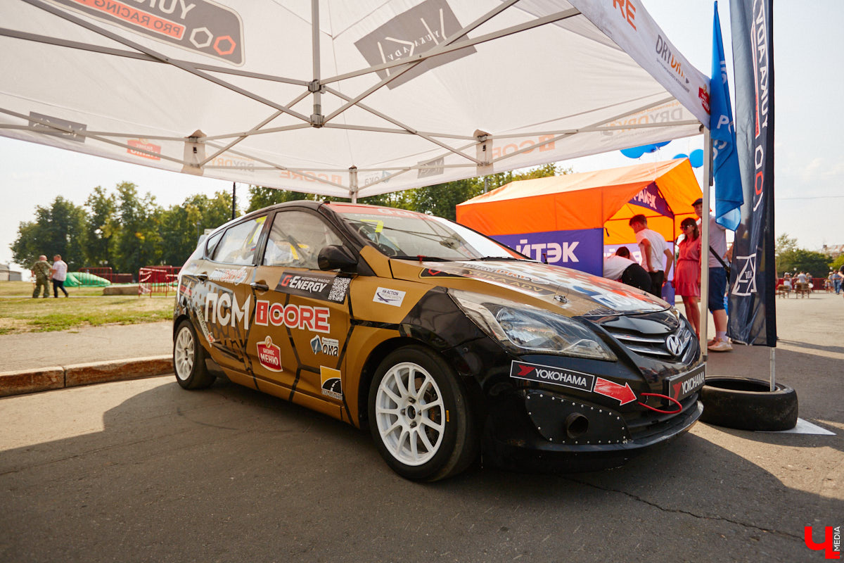 Для тех, кто работал, отдыхал за городом или по любым другим причинам не смог посетить 1032-й день рождения города Владимира, «Ключ-Медиа» постарался запечатлеть как можно больше интересных событий праздника. Привязанный к жизни региона косплей, уличное искусство, гоночные машины, звёздный футбол, долгожданный концерт на Соборной, проекция фильма на фонтане и шоу с огнемётами — это и многое другое в нашем большом фоторепортаже! 