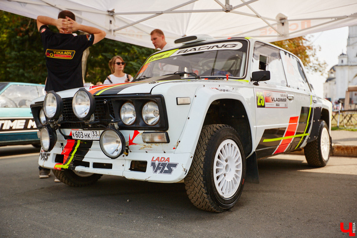 Для тех, кто работал, отдыхал за городом или по любым другим причинам не смог посетить 1032-й день рождения города Владимира, «Ключ-Медиа» постарался запечатлеть как можно больше интересных событий праздника. Привязанный к жизни региона косплей, уличное искусство, гоночные машины, звёздный футбол, долгожданный концерт на Соборной, проекция фильма на фонтане и шоу с огнемётами — это и многое другое в нашем большом фоторепортаже! 