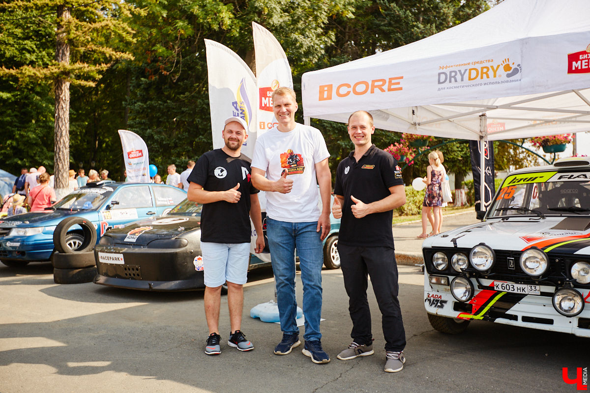 Для тех, кто работал, отдыхал за городом или по любым другим причинам не смог посетить 1032-й день рождения города Владимира, «Ключ-Медиа» постарался запечатлеть как можно больше интересных событий праздника. Привязанный к жизни региона косплей, уличное искусство, гоночные машины, звёздный футбол, долгожданный концерт на Соборной, проекция фильма на фонтане и шоу с огнемётами — это и многое другое в нашем большом фоторепортаже! 