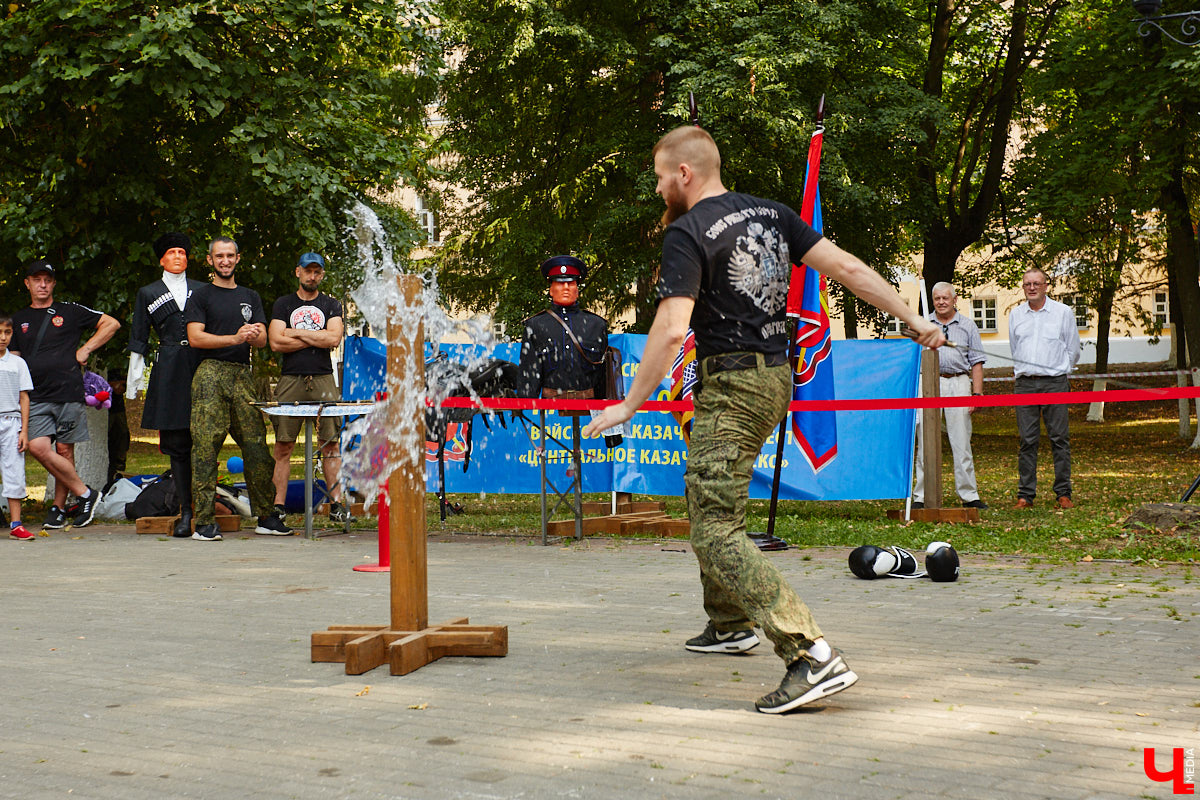 Для тех, кто работал, отдыхал за городом или по любым другим причинам не смог посетить 1032-й день рождения города Владимира, «Ключ-Медиа» постарался запечатлеть как можно больше интересных событий праздника. Привязанный к жизни региона косплей, уличное искусство, гоночные машины, звёздный футбол, долгожданный концерт на Соборной, проекция фильма на фонтане и шоу с огнемётами — это и многое другое в нашем большом фоторепортаже! 