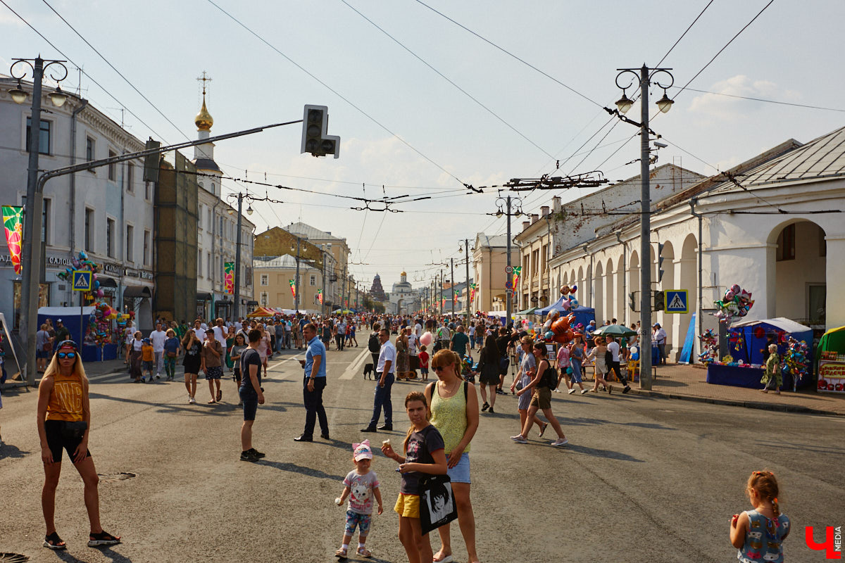 Для тех, кто работал, отдыхал за городом или по любым другим причинам не смог посетить 1032-й день рождения города Владимира, «Ключ-Медиа» постарался запечатлеть как можно больше интересных событий праздника. Привязанный к жизни региона косплей, уличное искусство, гоночные машины, звёздный футбол, долгожданный концерт на Соборной, проекция фильма на фонтане и шоу с огнемётами — это и многое другое в нашем большом фоторепортаже! 