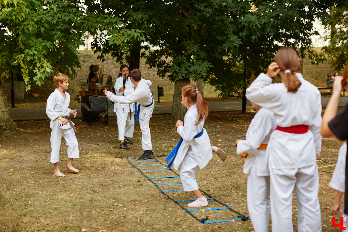 Для тех, кто работал, отдыхал за городом или по любым другим причинам не смог посетить 1032-й день рождения города Владимира, «Ключ-Медиа» постарался запечатлеть как можно больше интересных событий праздника. Привязанный к жизни региона косплей, уличное искусство, гоночные машины, звёздный футбол, долгожданный концерт на Соборной, проекция фильма на фонтане и шоу с огнемётами — это и многое другое в нашем большом фоторепортаже! 