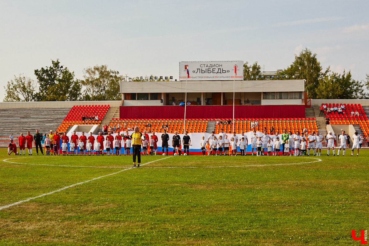 Для тех, кто работал, отдыхал за городом или по любым другим причинам не смог посетить 1032-й день рождения города Владимира, «Ключ-Медиа» постарался запечатлеть как можно больше интересных событий праздника. Привязанный к жизни региона косплей, уличное искусство, гоночные машины, звёздный футбол, долгожданный концерт на Соборной, проекция фильма на фонтане и шоу с огнемётами — это и многое другое в нашем большом фоторепортаже! 